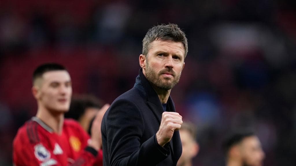Mengapa Manchester United Masih Ragu Memberi Kontrak Permanen pada Michael Carrick? Analisis Mendalam di Balik Sikap Hati-Hati Klub